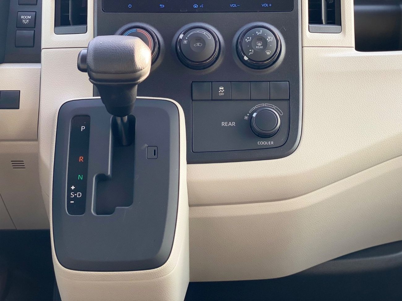 Toyota Hiace DLS -High Roof Commuter 2.8L A/T