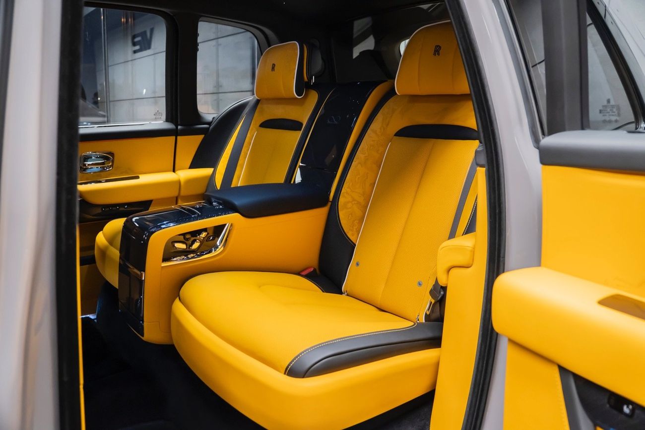 رولز رويس كولينان Rolls Royce cullinan  2025 GCC  Warranty and service AGMC  Black badge  2,900 km