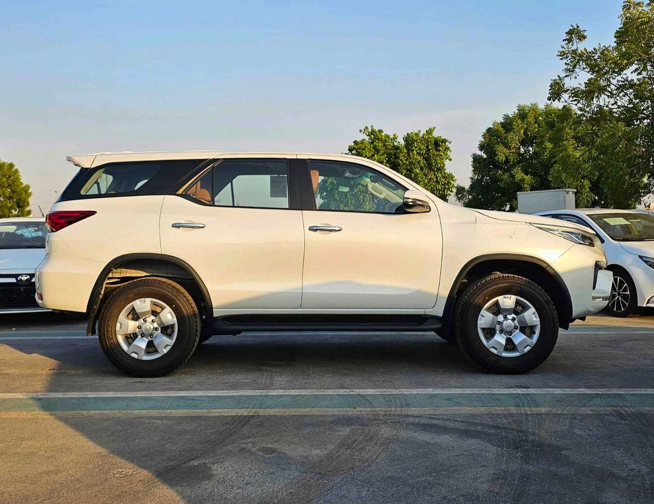 تويوتا فورتونر SR5 / MID OPTION / 2.7L PETROL / AUTO AC / KEY START / (CODE # FPE1)