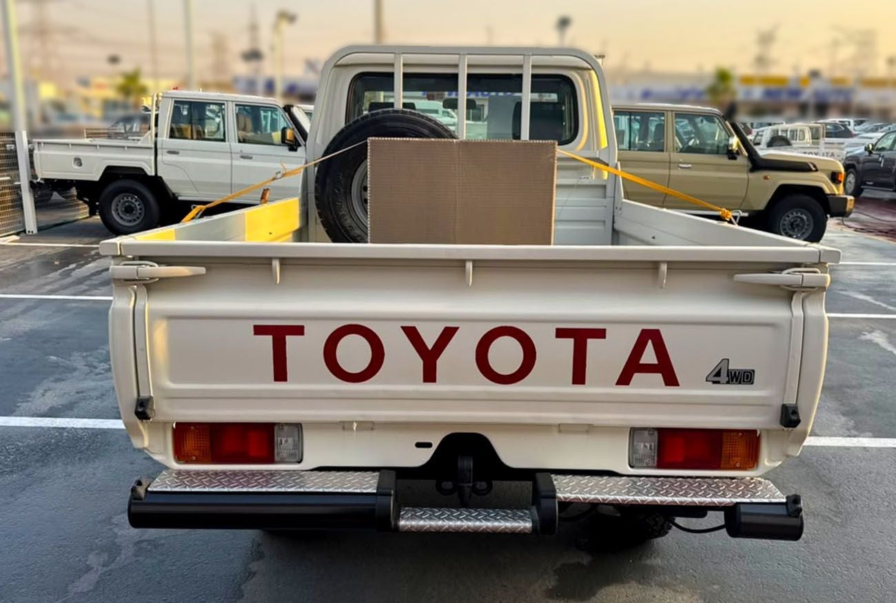 تويوتا لاند كروزر 70 LC79 STD - Manual . Diesel . Pick Up Truck . All Wheel Drive . 3 Seats . 2 Doors