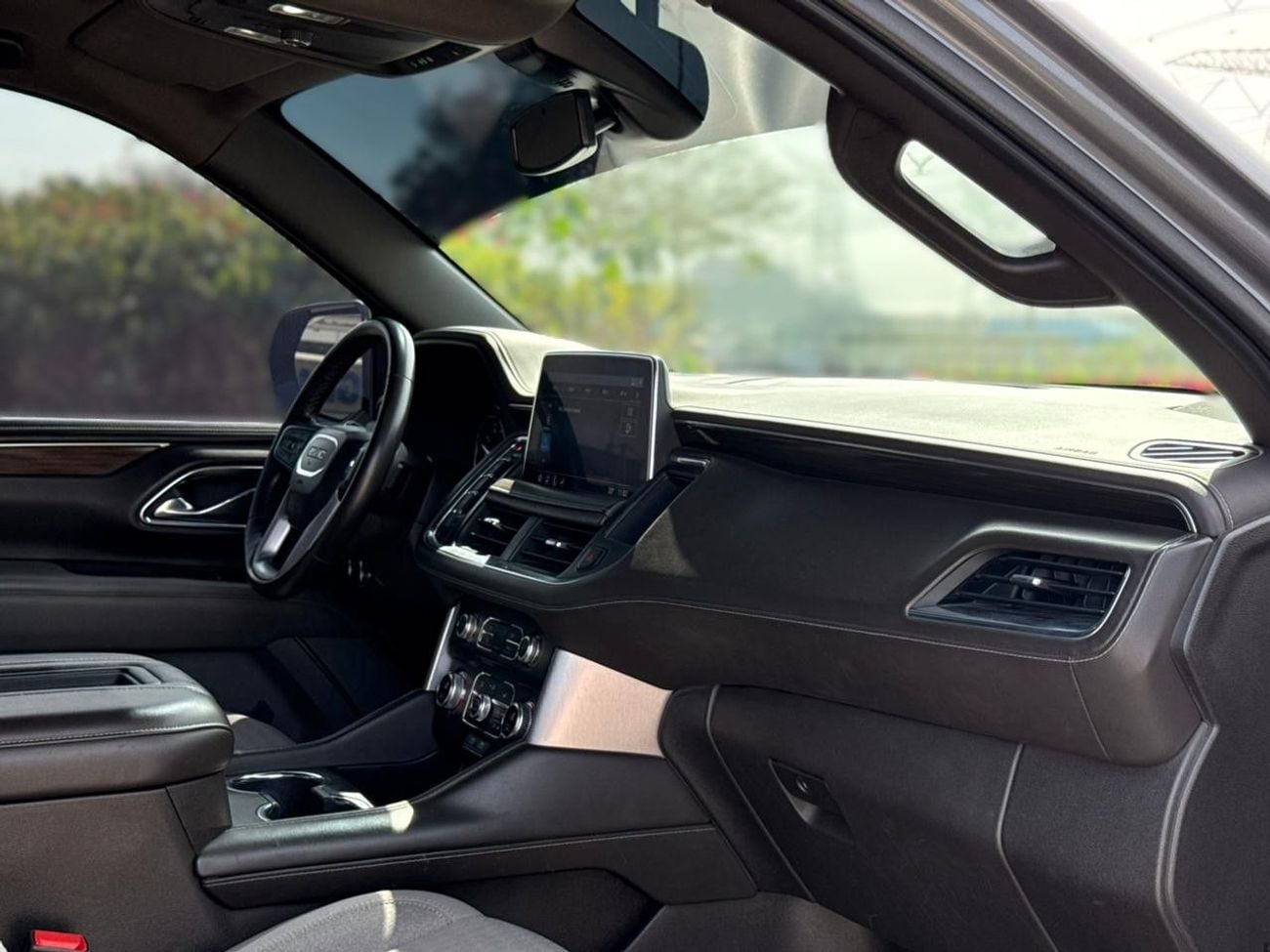 GMC Yukon SLE 5.3L 4WD (8 Seater) GMC YUKON SLE | YEAR: 2021 | GCC SPECS | KMS: 118,000 | FULL-SERVICE HISTORY