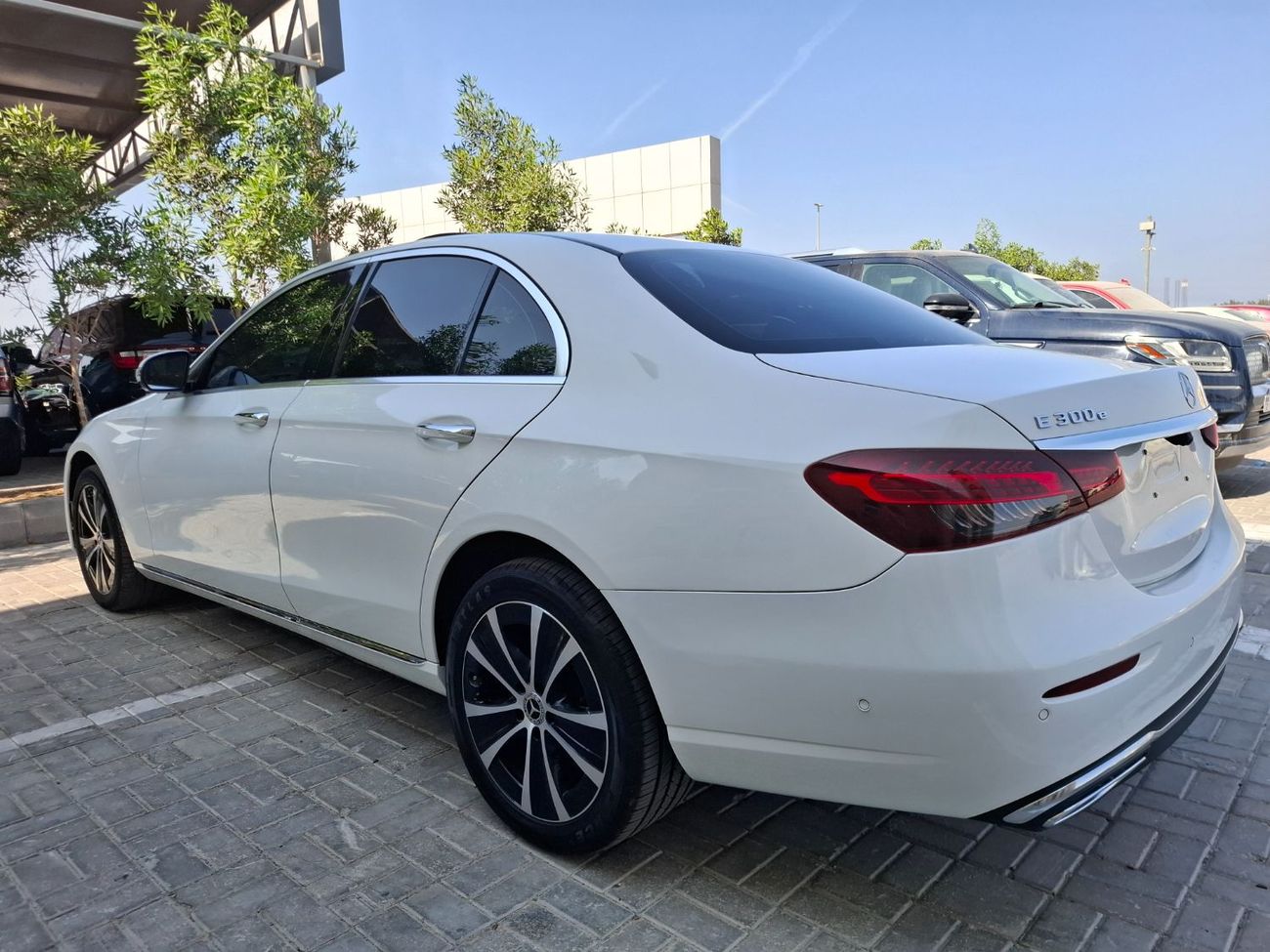 Mercedes-Benz E300 Premium + 2.0L Mercedes-Benz E300e 2021 full option