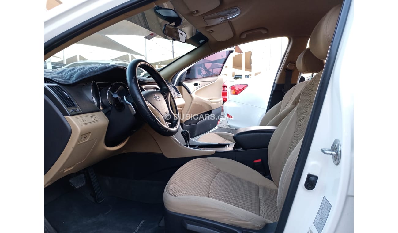 Hyundai Sonata Gulf model 2012 without accidents, white inside beige, you don't need any expenses.