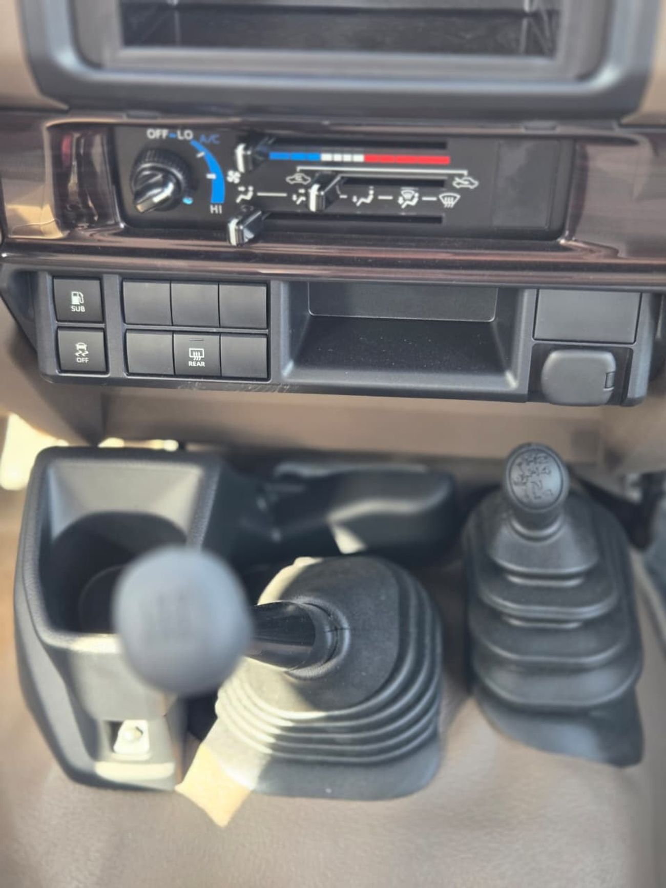 Toyota Land Cruiser 70 GRJ78 4.0L PETROL M/T 9 SEATER HARDTOP GCC SPECIFICATION