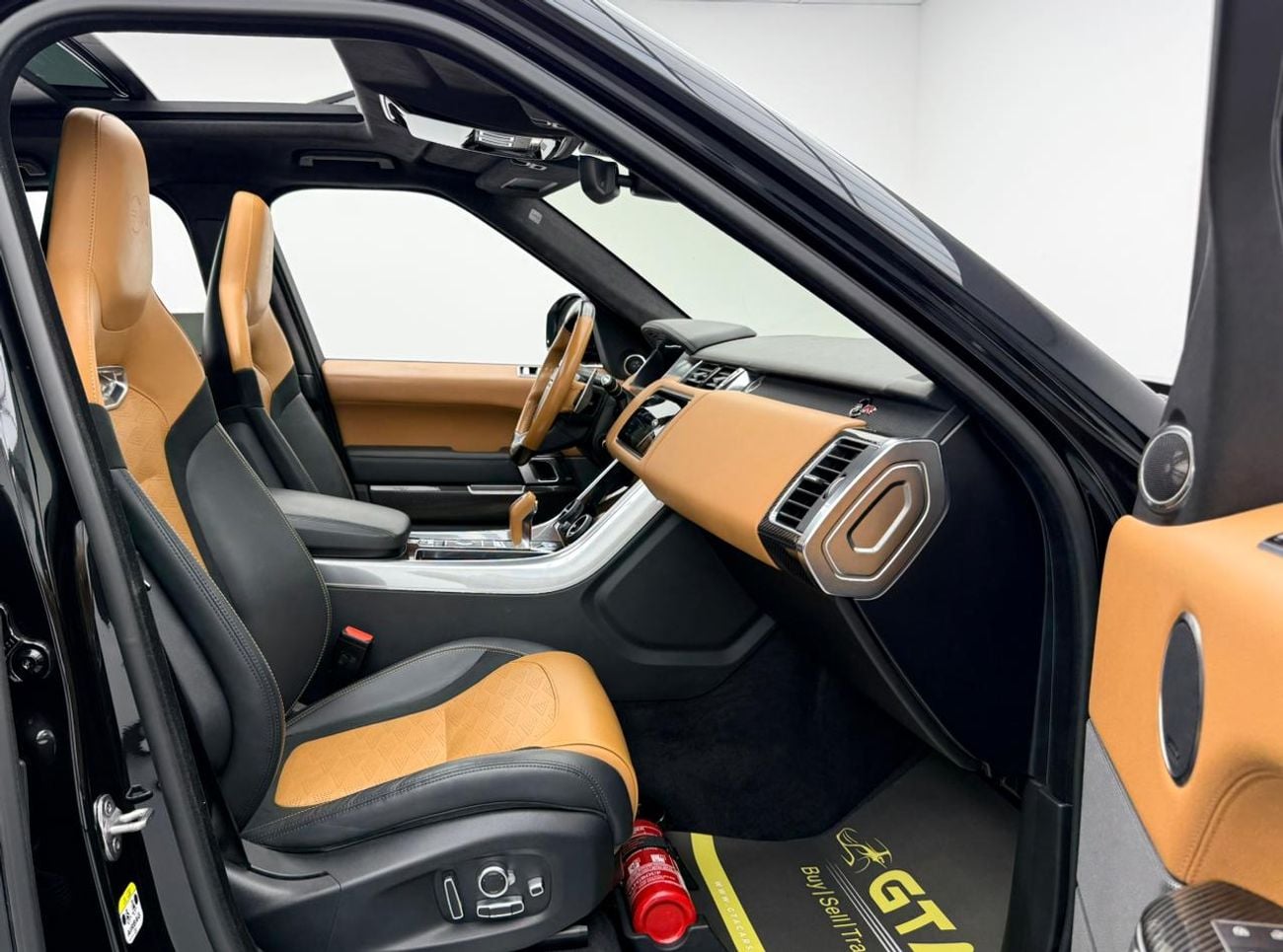 لاند روفر رينج روفر سبورت 2022 Range Rover Sport SVR, 2027 RR Warranty + Service Pack, Full RR Service History, GCC