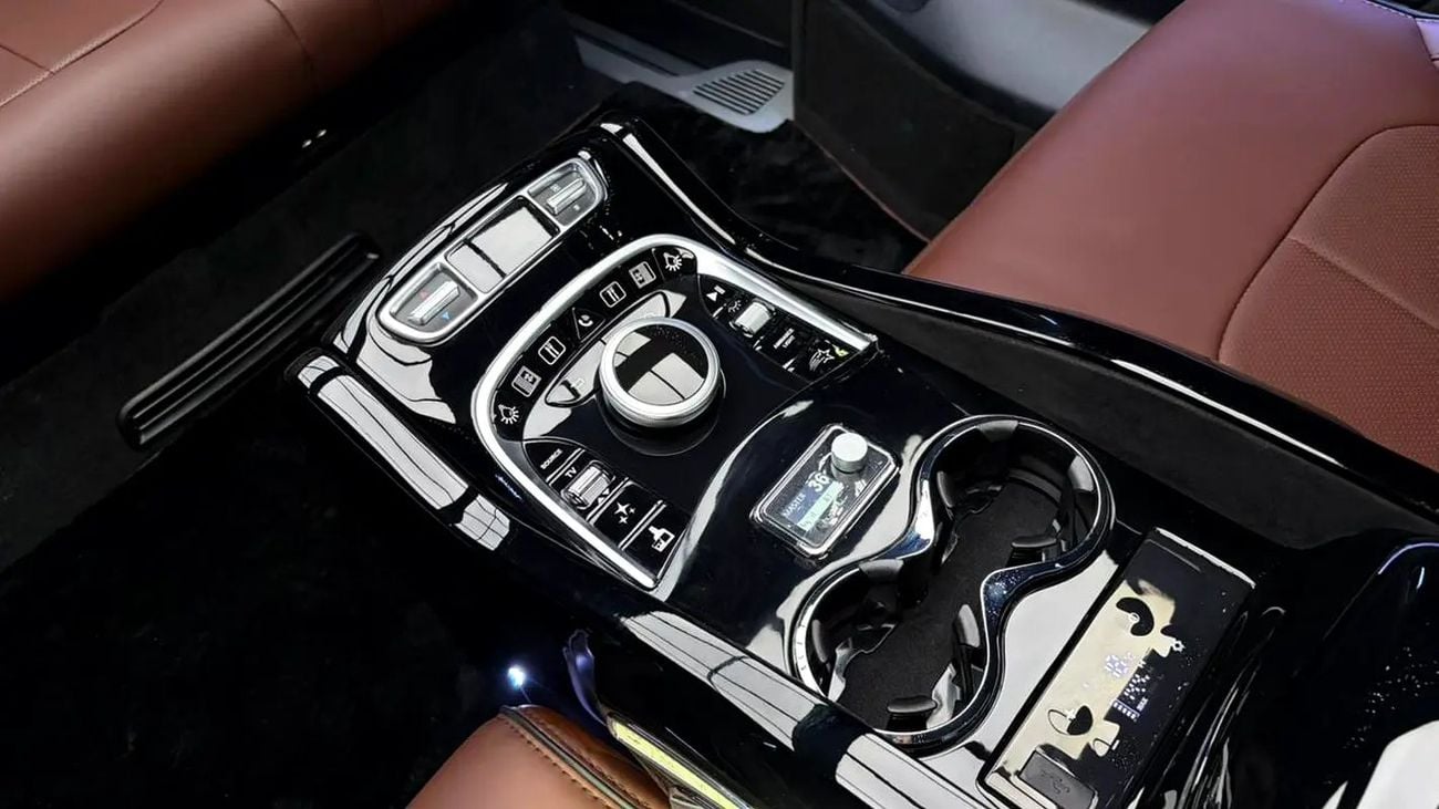 مرسيدس بنز V 300 ARRIVAL MODEL VIP MERCEDES GCC V300 with ADDITIONAL REAR AC - 2 Years Warranty by VLINE