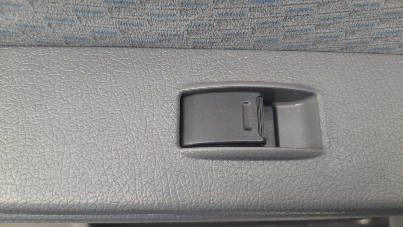 تويوتا لاند كروزر Right-Hand drive 3 door troop carrier V8 1VD diesel manual