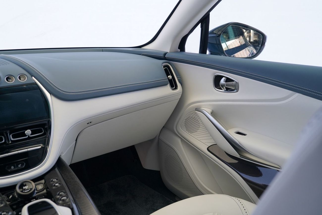 Aston Martin DBX 707