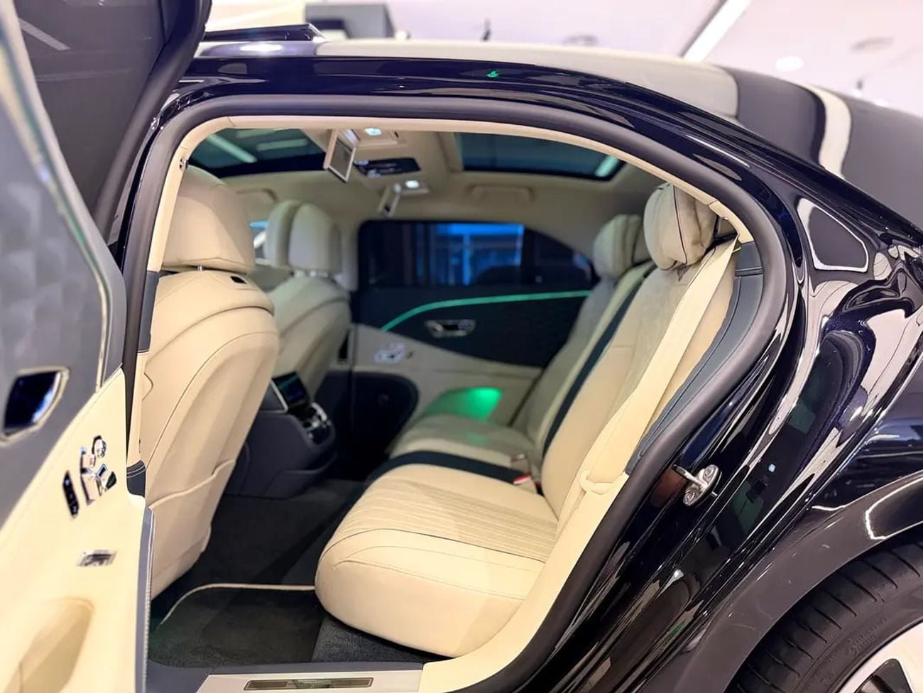 Bentley Flying Spur V8 Japanese Specs - Low Mileage Pristine Condition
