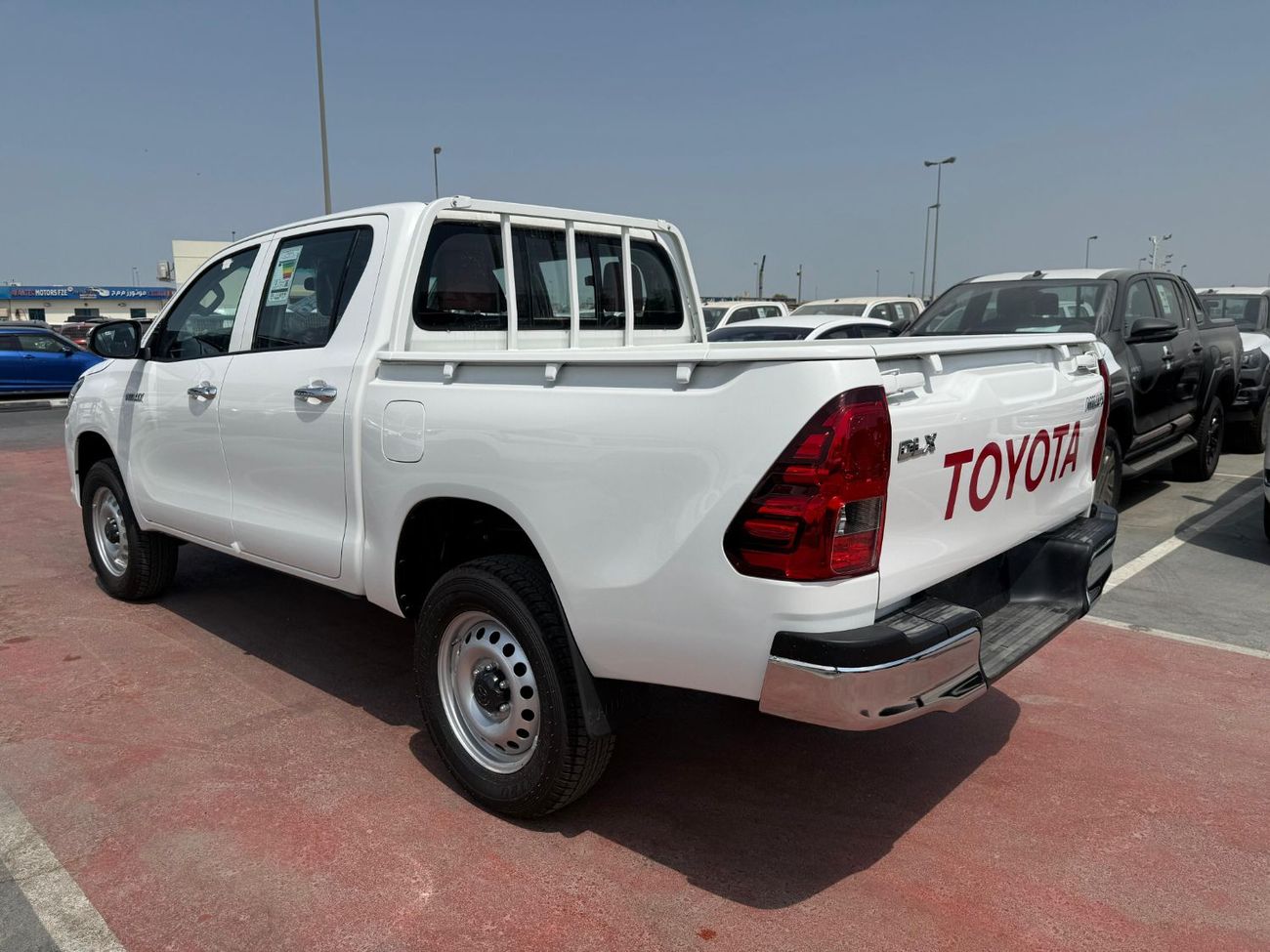 Toyota Hilux TOYOTA HILUX 2.4 L AT BASIC WHITE 2025- OMAN SPEC