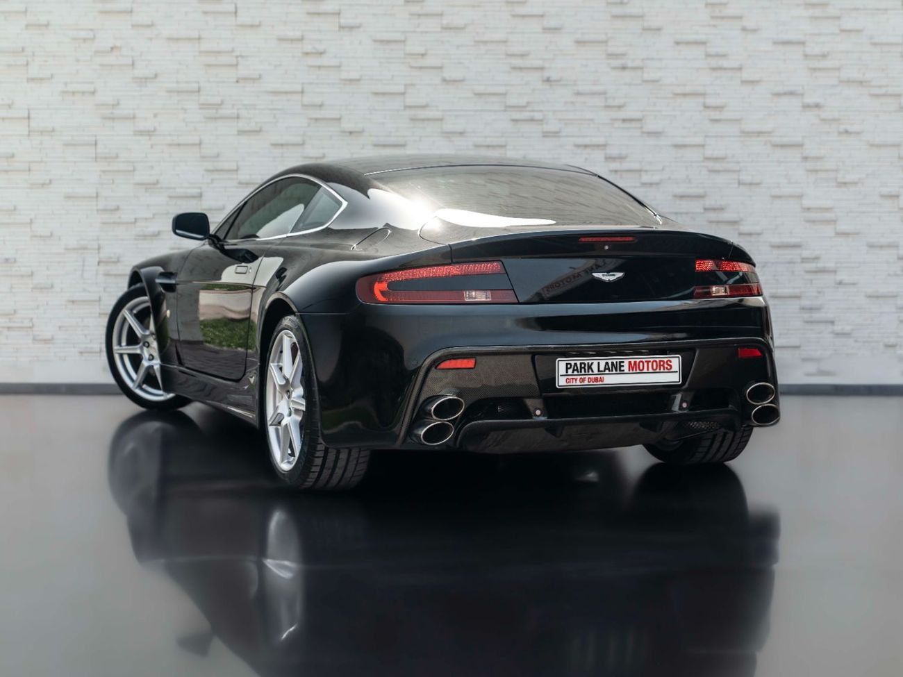 أستون مارتن فانتيج V8 Standard