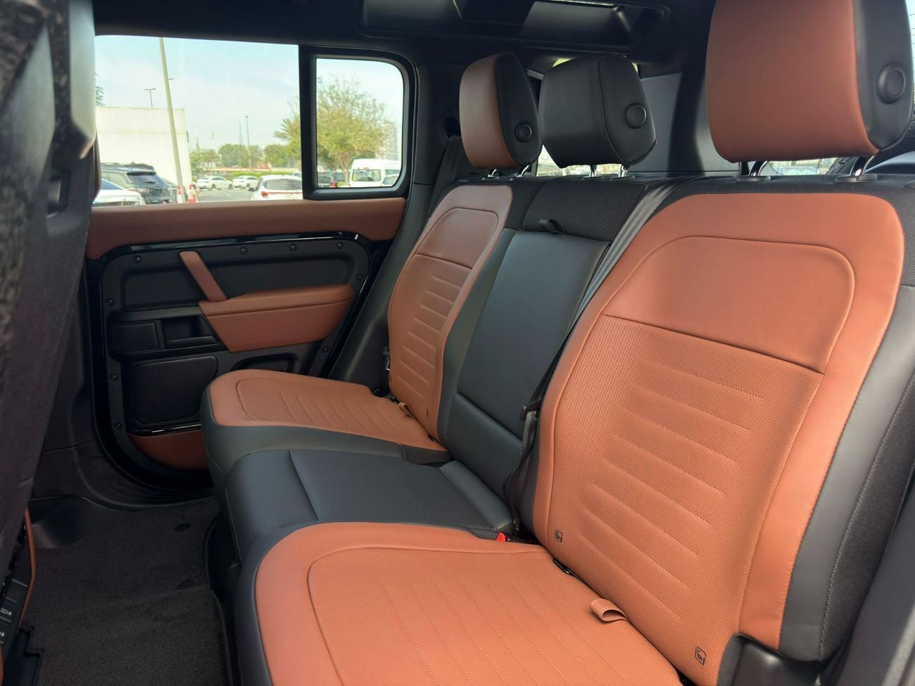 Land Rover Defender GCC SPEC UNDER WARRANTY AND SERVICE