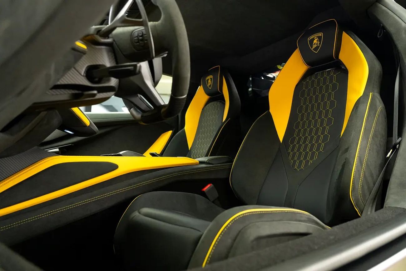 لامبورغيني ريفويلتو 6.5L V12 Hybrid