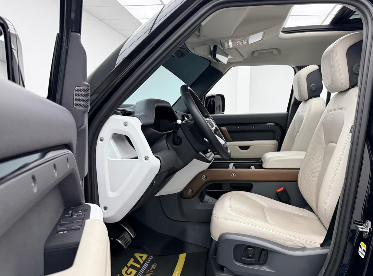 لاند روفر ديفندر 2024 Land Rover Defender 110 HSE P400, 2028 LR Warranty, 2029 LR Service Pack, Fully Loaded, GCC