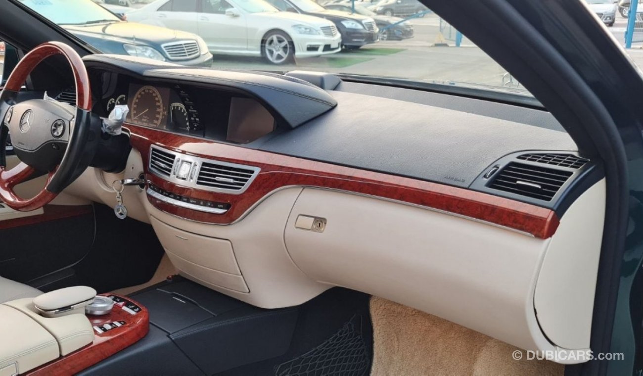 Mercedes-Benz S 550 AMG 2007 model very special motor  The exterior color is Majestic Metallic green, the interior is He