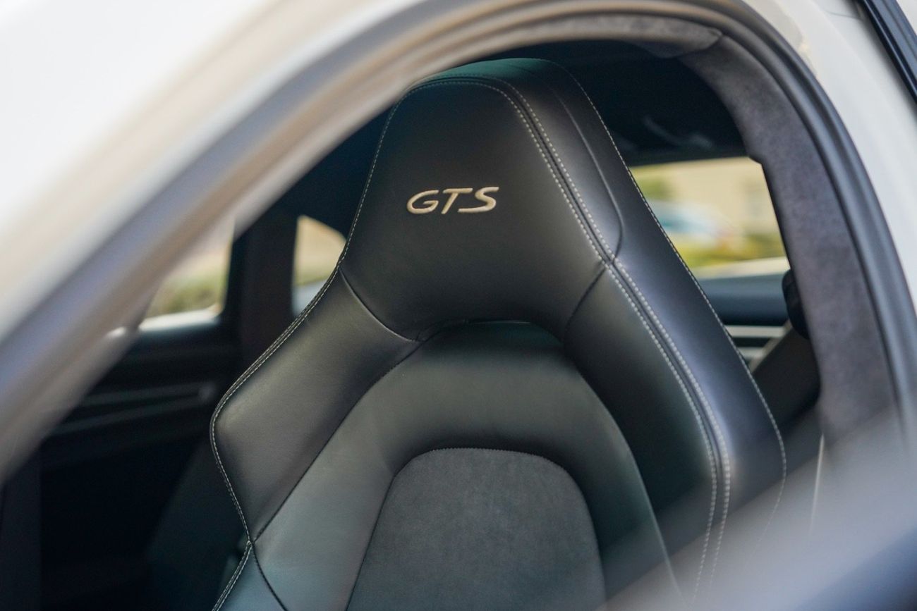 Porsche Panamera GTS 4.0L (455 HP)