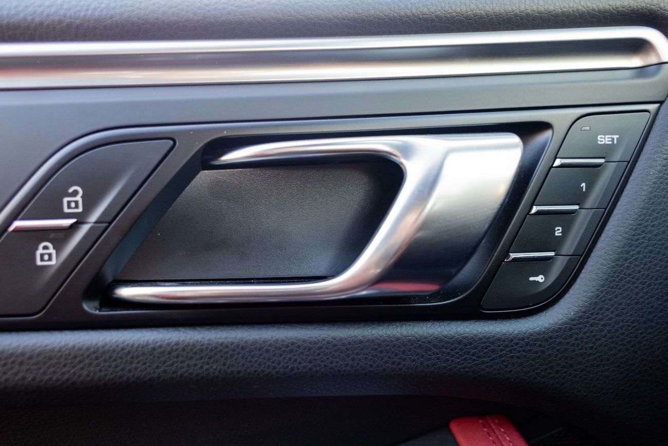 Porsche Macan Std 2.0L (252 HP) Porsche Macan 2024 GCC under Agency Warranty with Flexible Down-Payment.