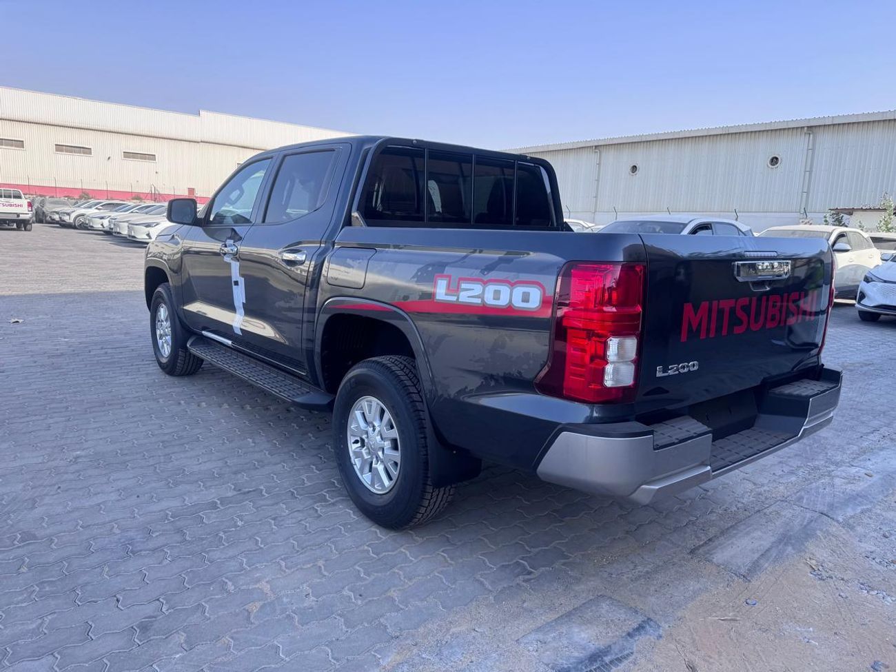 Mitsubishi L200 MITSUBISHI L200 Petrol Double Cabin 4WD 5MT 2.5L GLX - Basic Option _Grey