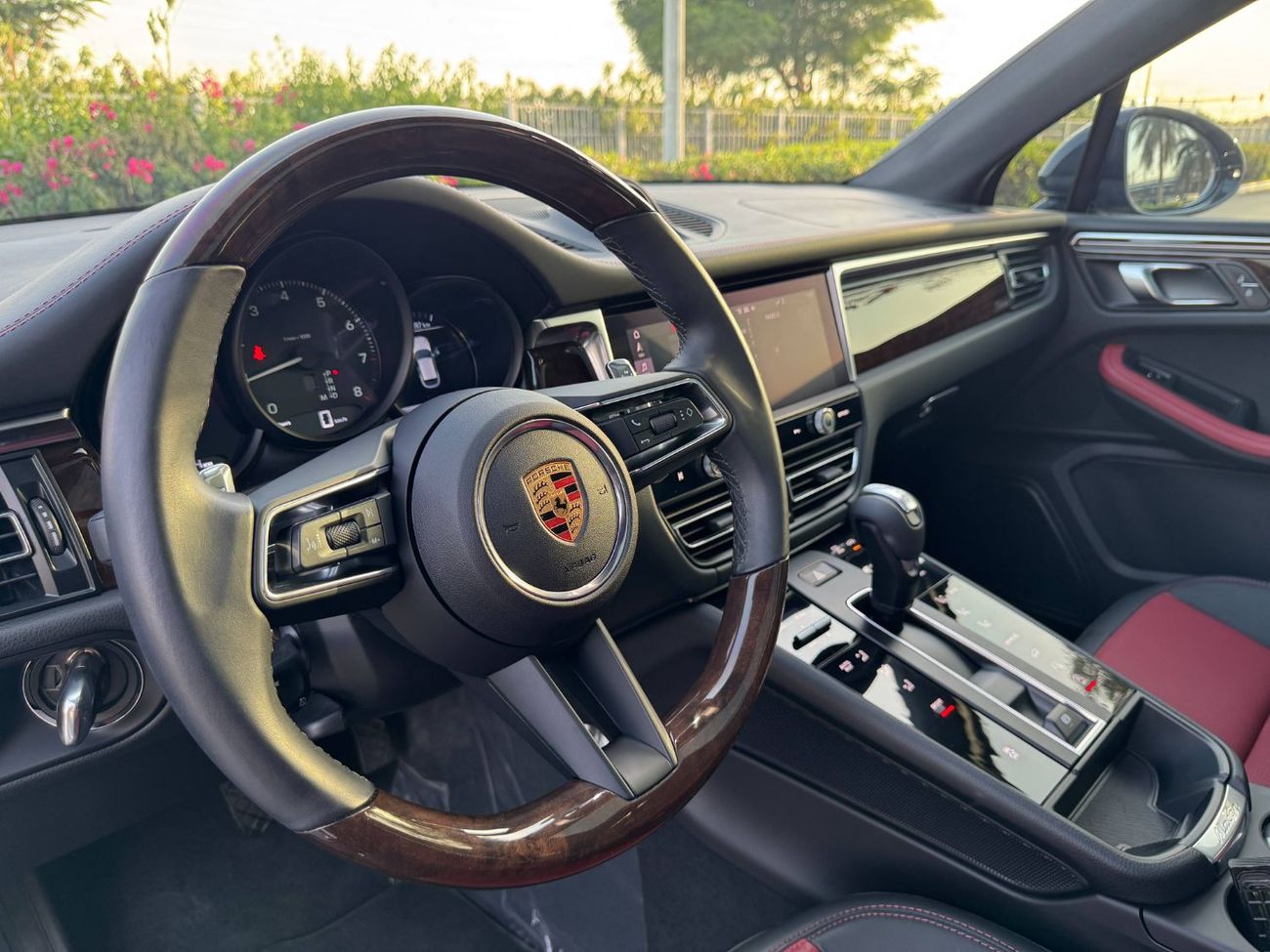 Porsche Macan Std 2.0L (252 HP) GCC SPEC UNDER WARRANTY NEAT AND CLEAN