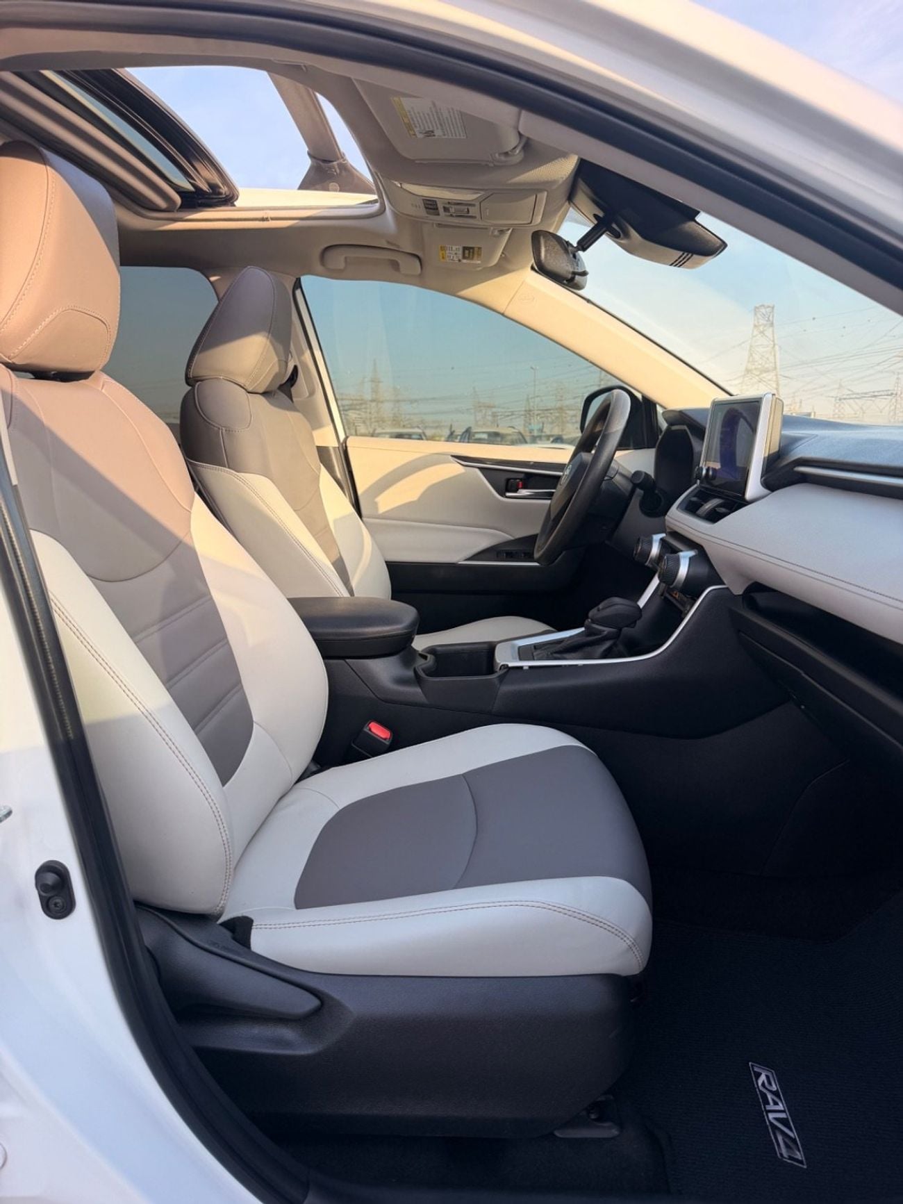 تويوتا راف ٤ XLE 2.5L / sunroof, leather seats/ full option 2023