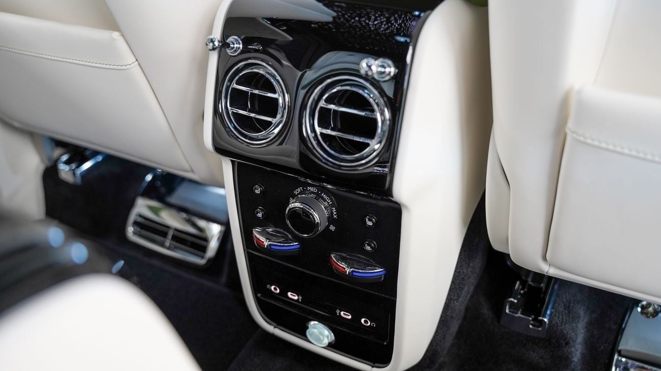 Rolls Royce Cullinan STD Rolls Royce Cullinan - Silver Badge - 2026