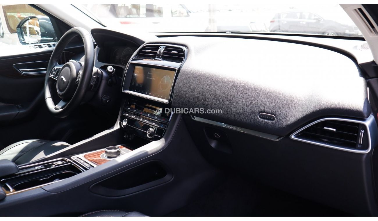 جاكوار F بيس