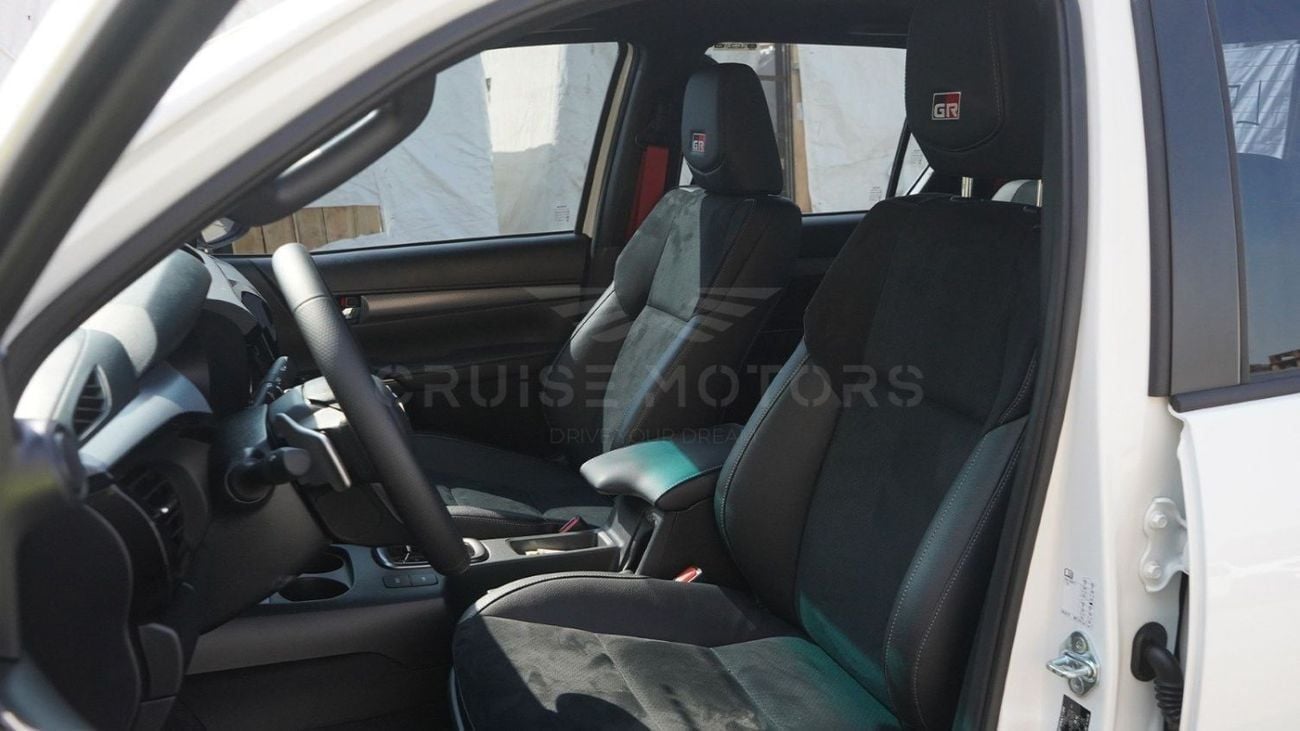 تويوتا هيلوكس Automatic . Diesel . Four Wheel Drive . 5 Seats . 4 Doors - White