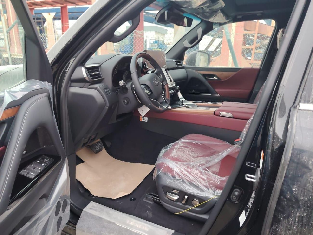 لكزس LX 700h Signature