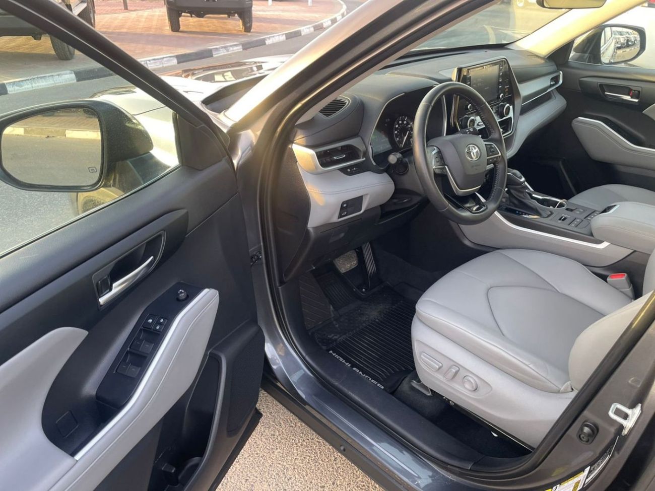Toyota Highlander 2021 Toyota Highlander XLE Premuim Full Option - 3.5L V6 - AWD 4x4 - Push Start & Sunroof With Wirel