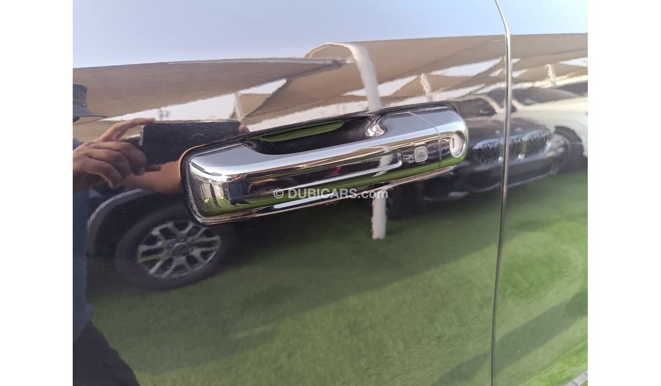 Lincoln Navigator Presidential Car in excellent condition. clean from the inside and outside!