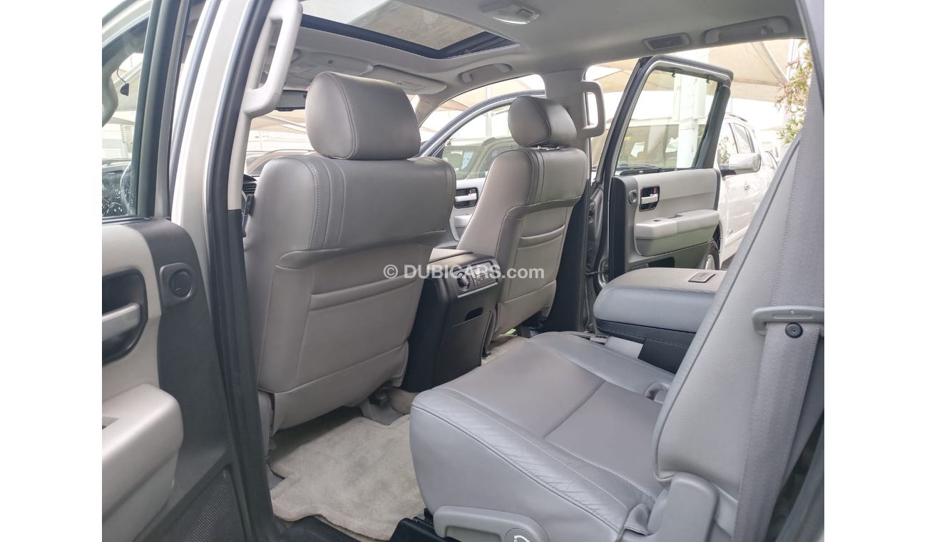 تويوتا سيكويا موديل 2009 لون سيلفر رقم واحد فتحة مثبت سرعة تحكم بحالة ممتازة لاتحتاج لأى مصاريف