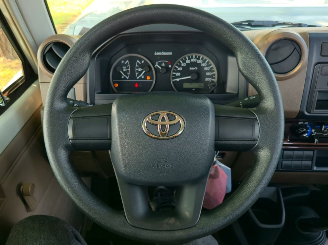تويوتا لاند كروزر بيك آب TOYOTA LC79 SINGLE CABIN DIESEL 2.8 MT MODEL 2025 - WHITE INSIDE BEIGE - OMANI