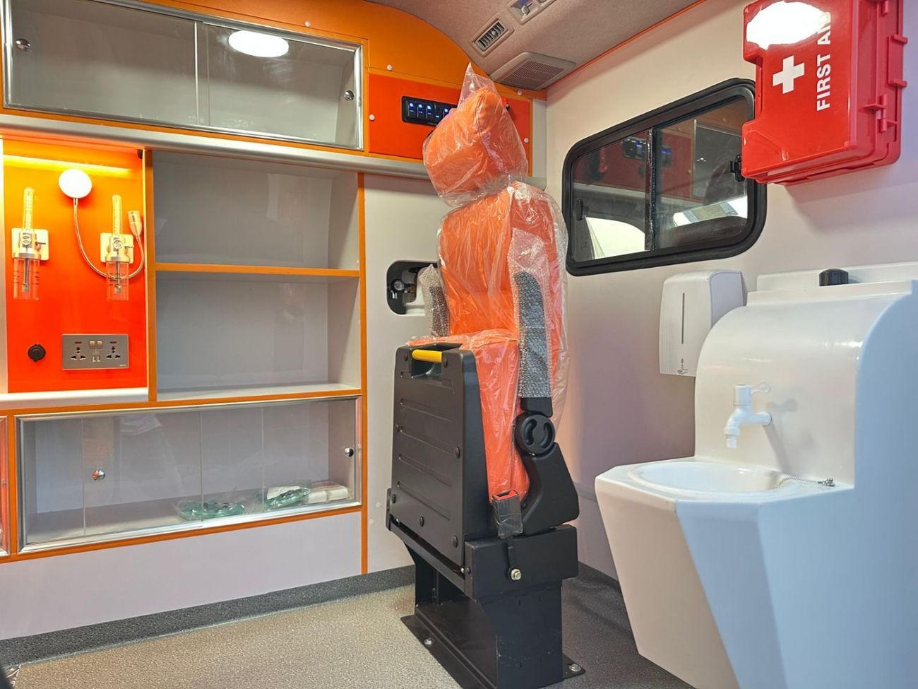تويوتا هاياس 2.7L VAN HIGH ROOF AMBULANCE P MT