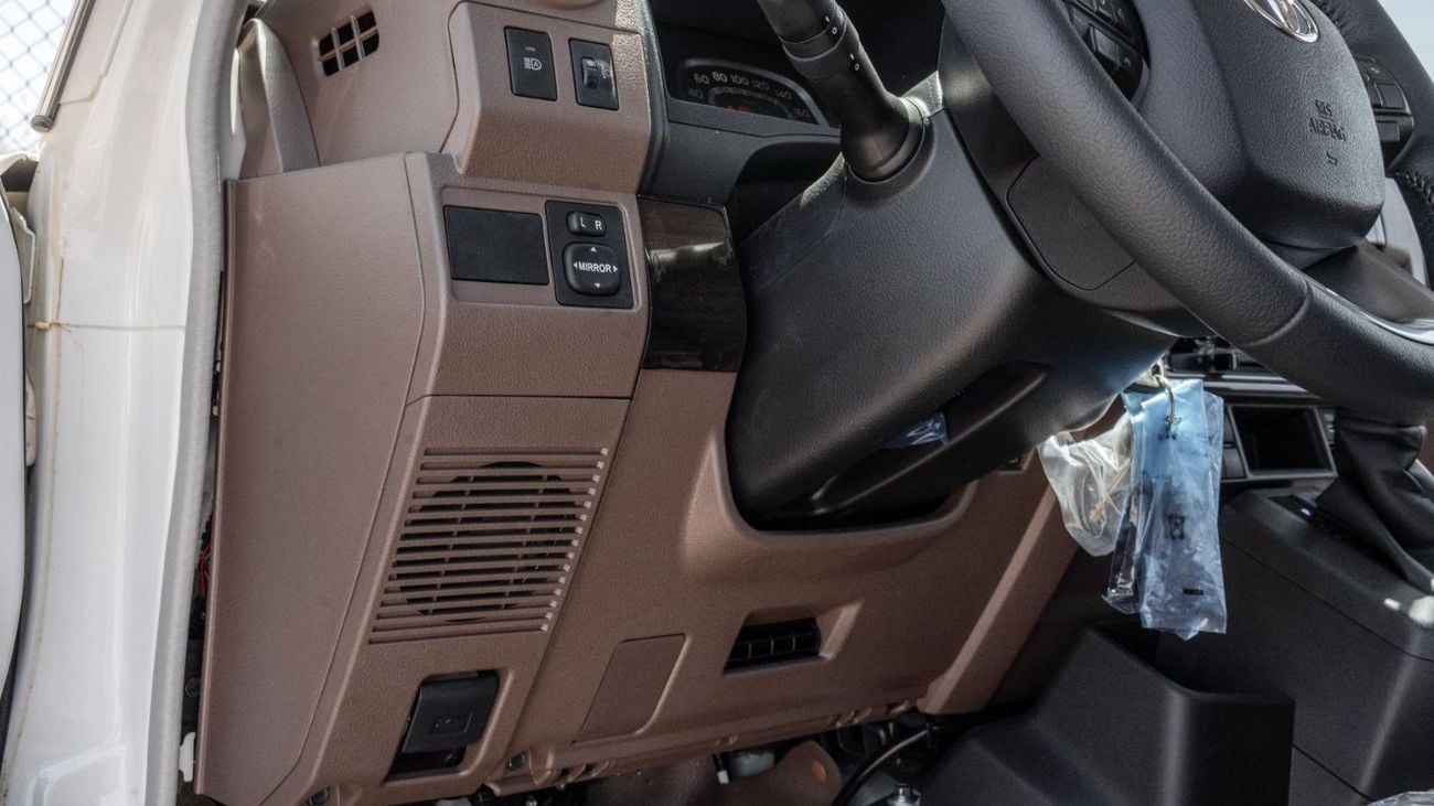 تويوتا لاند كروزر بيك آب 2026 Toyota Land Cruiser LC79 4.0L AT Petrol Full Option (White-Brown)