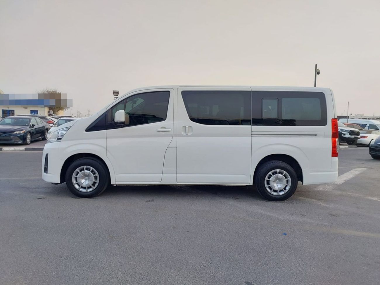 Toyota Hiace TOYOTA HIACE COMMUTER VAN RHD 2022 MODEL 2.8 L DIESEL AUTOMATIC(PM42119)