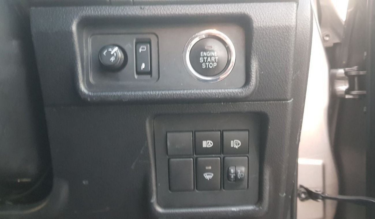 Toyota Prado 2.7cc PETROL LEATHER SEATS ELECTRIC SEATS 7 SEATER FACELIFTED INTERIOR AND EXTERIOR TO 2022 DESIGN