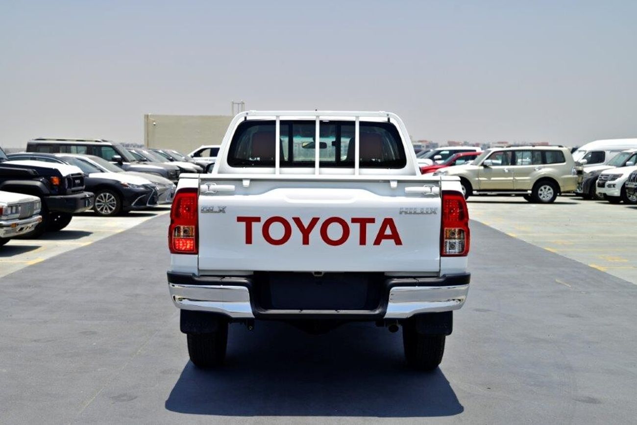 تويوتا هيلوكس Double Cabin 2.4L Diesel Pickup Manual Transmission