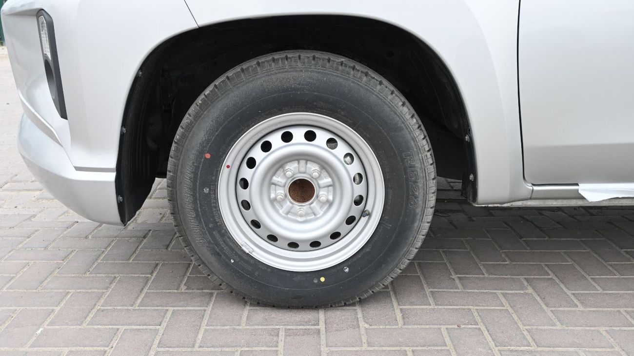 Mitsubishi L200 MITSUBISHI L-200 2.5L DIESEL DCAB 2WD GL 5/MT WHITE (with Touch Screen, Rear View Camera & Bedliner)