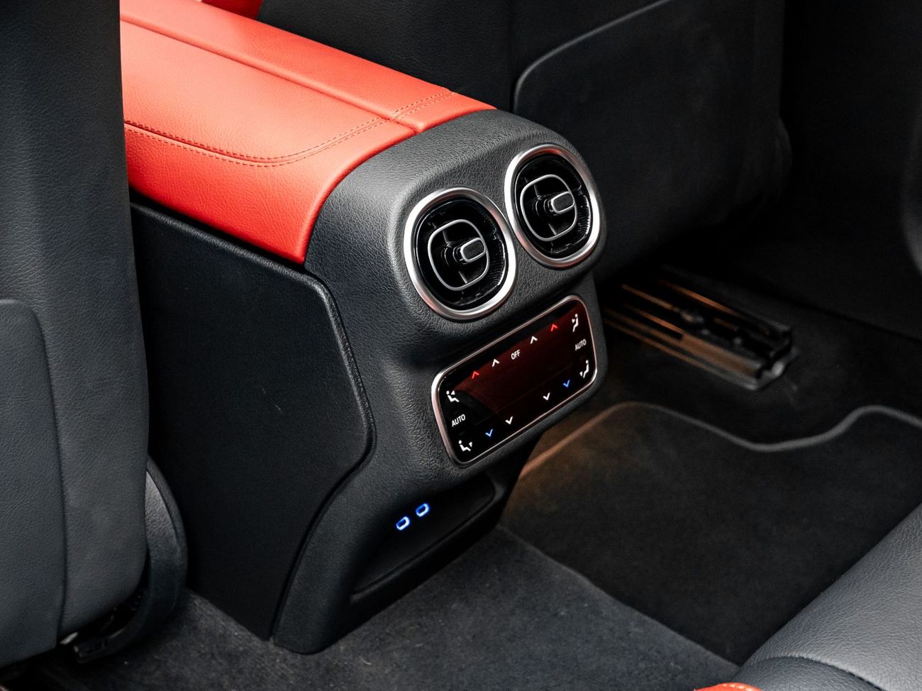 Mercedes-Benz GLC 300 2024 Mercedes GLC 300 4Matic, August 2029 Mercedes Warranty + Service Contract, Low KMs, GCC