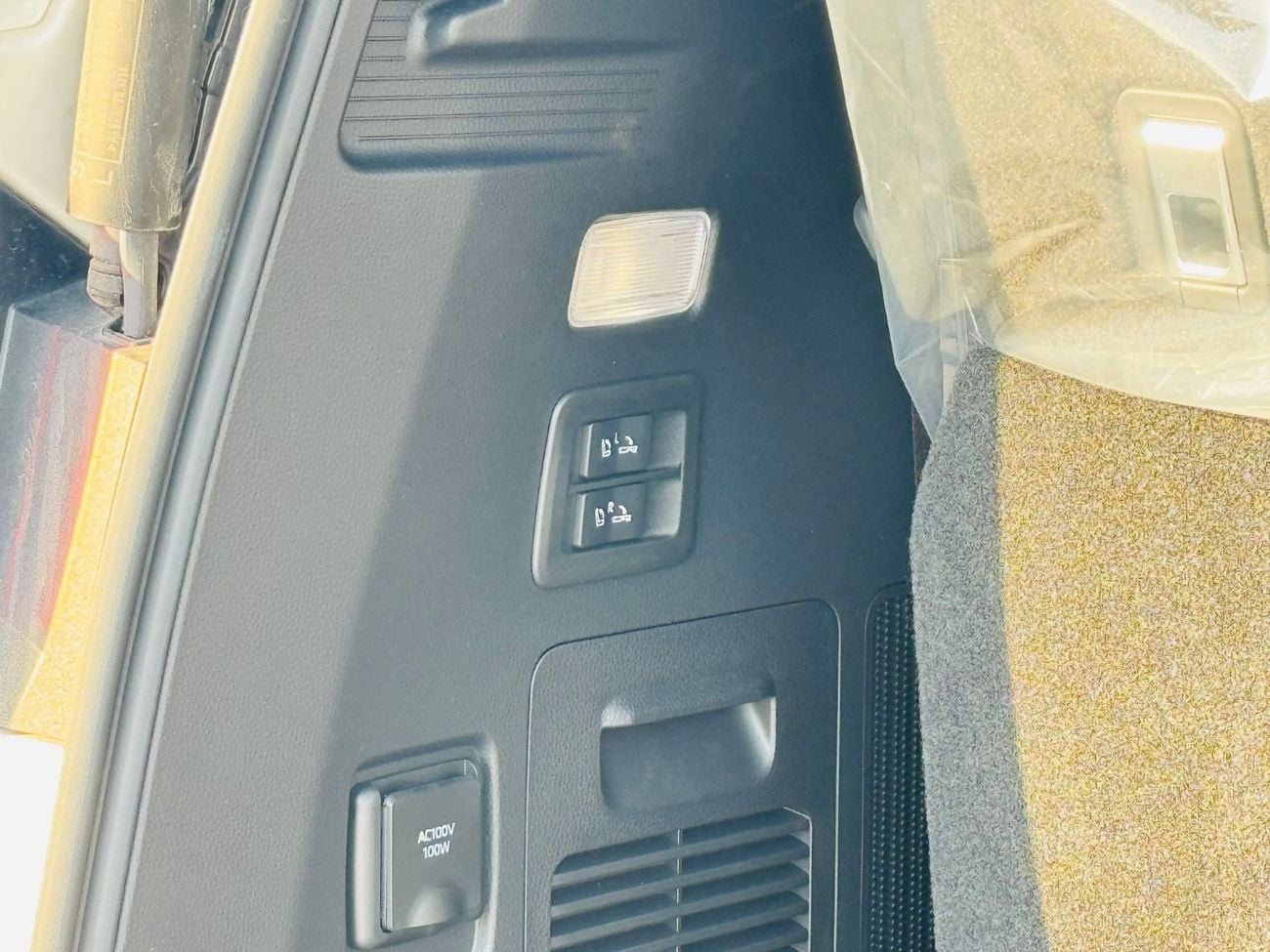 تويوتا لاند كروزر Zx top of the range white with black interior