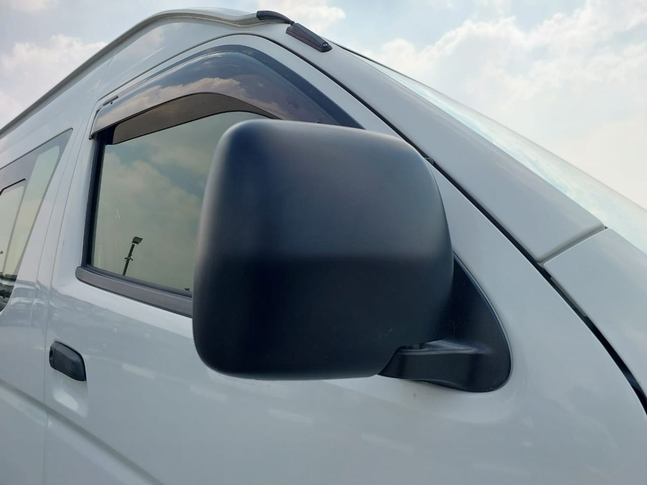 Toyota Hiace TOYOTA HIACE VAN RHD 2015 MODEL 3.0 L DIESEL AUTOMATIC(PM15267)