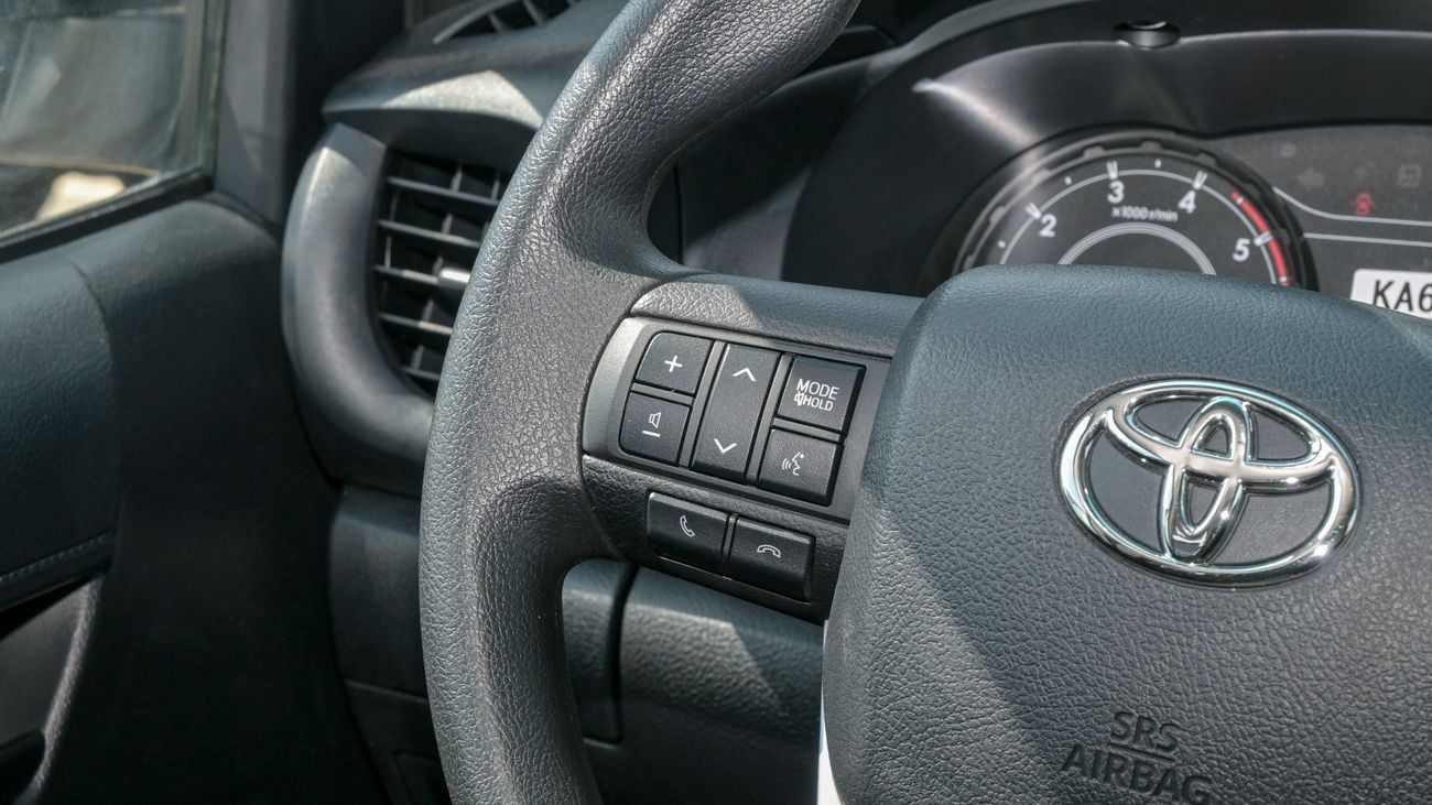 Toyota Hilux DLX. 2.4L Diesel 4WD