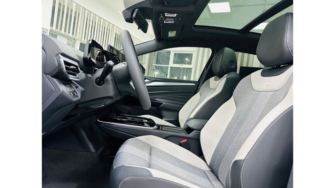 Volkswagen ID.4 Original paint .. Pure Plus .. Panoramic Roof ..