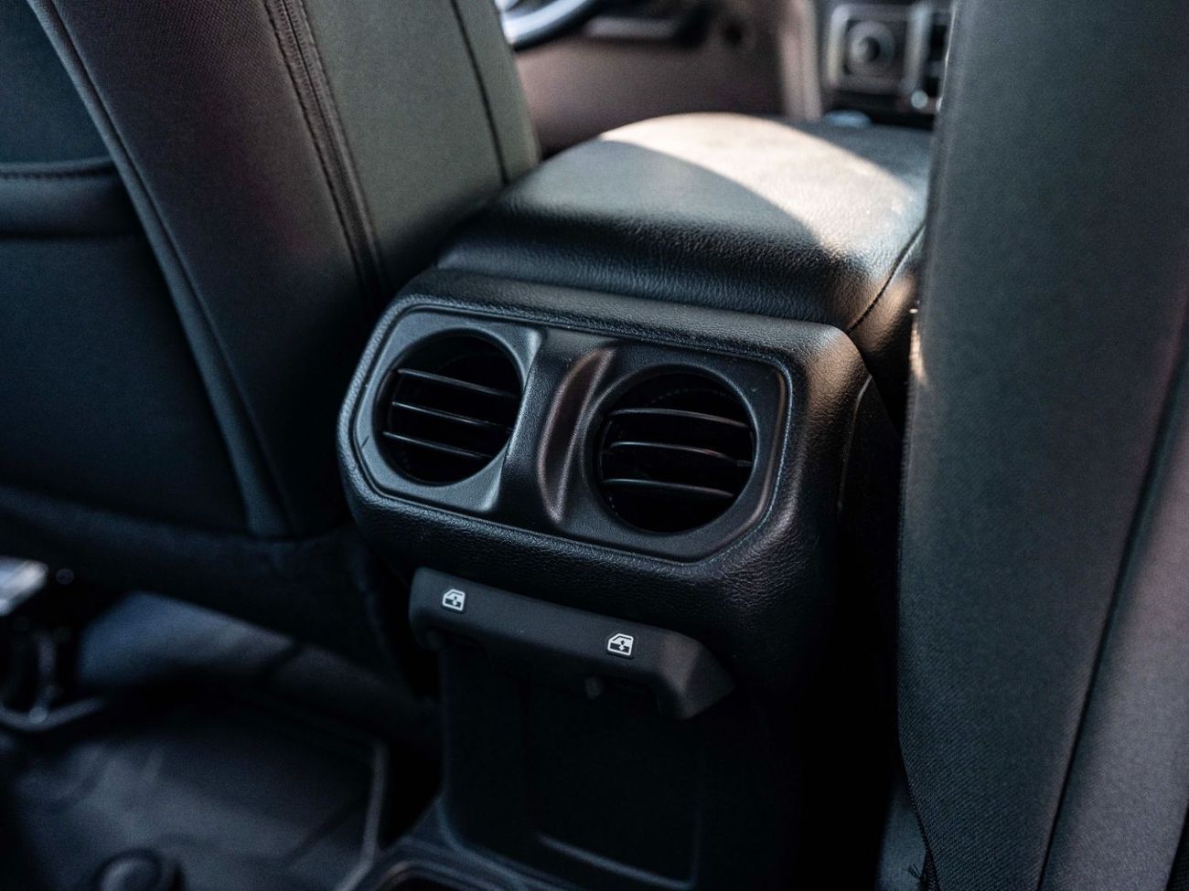 جيب رانجلر Sport 3.6L A/T (5 Seater)