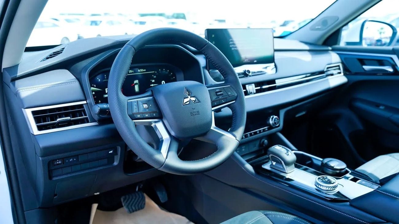 ميتسوبيشي آوتلاندر HIGHLINE ميتسوبيشي أوتلاندر 2.5 لتر H-LINE G06 كاملة المواصفات أبيض / أسود 2026/2026