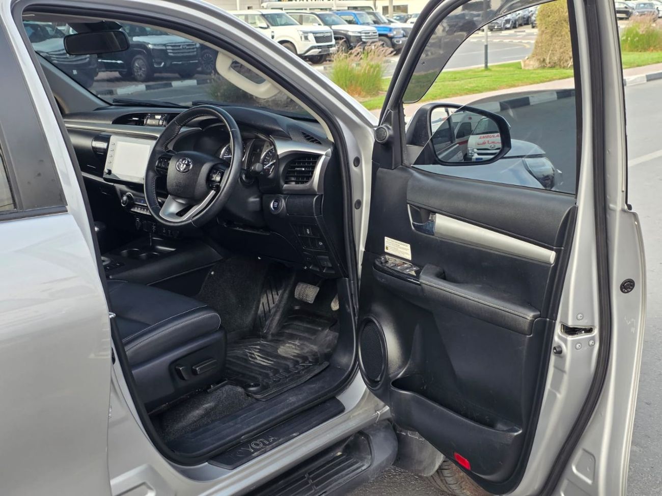 Toyota Hilux DIESEL 2.8 LITER ,AUTOMATIC ,RIGHT HAND DRIVE ONLY FOR EXPORT