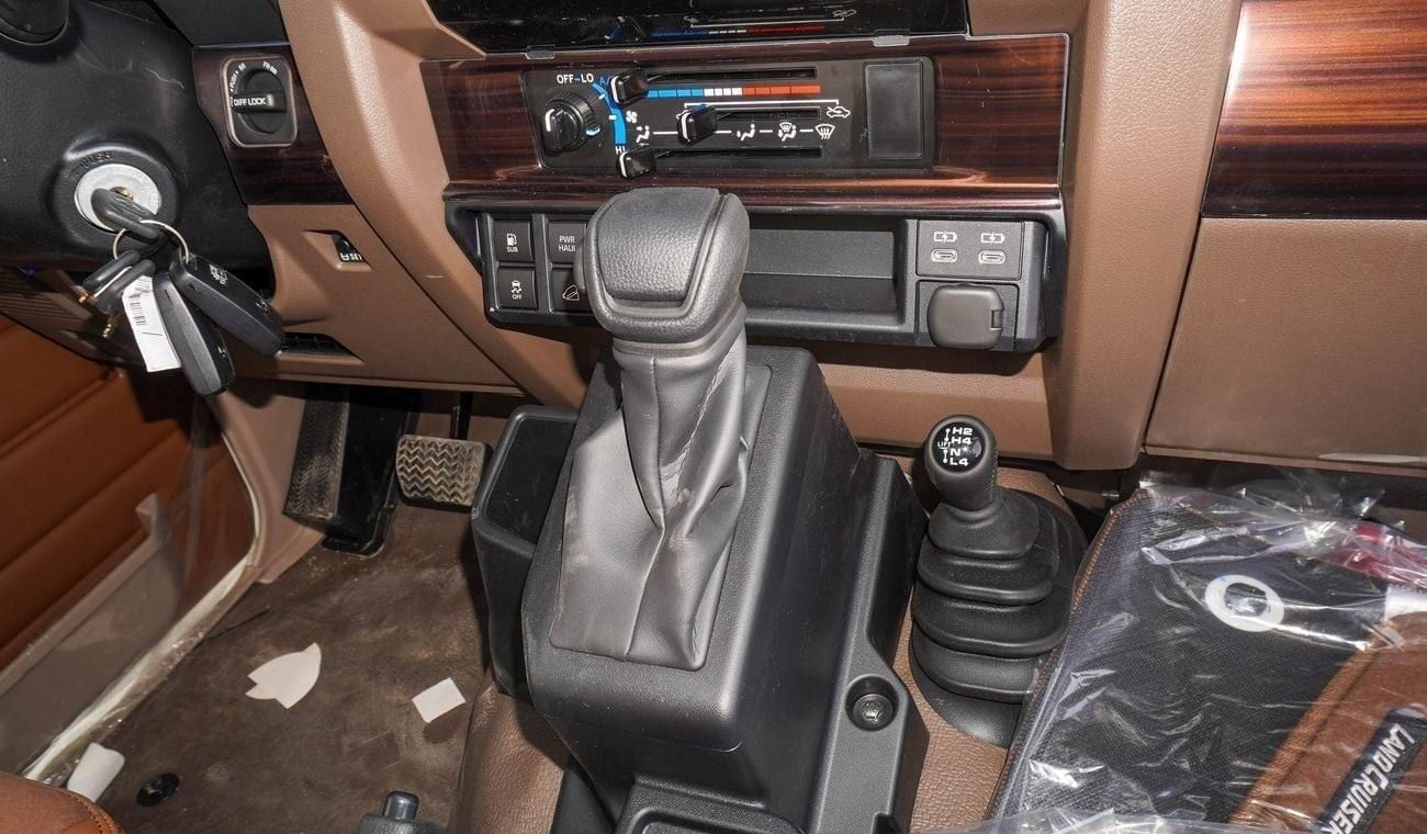 تويوتا لاند كروزر بيك آب LX 4.0L V6 A/T