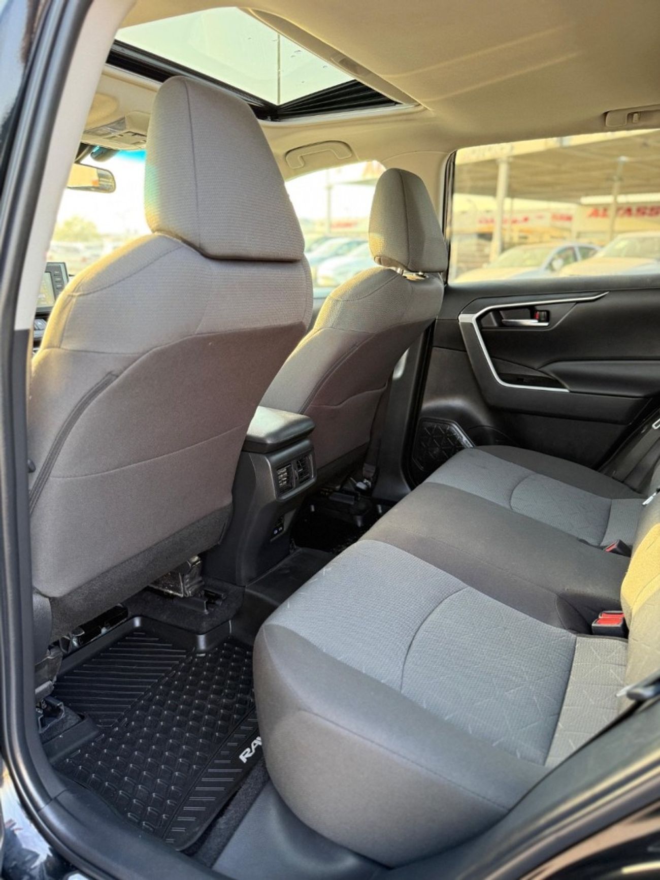 Toyota RAV4 XLE 4WD Full Option Sunroof, push start leather seats