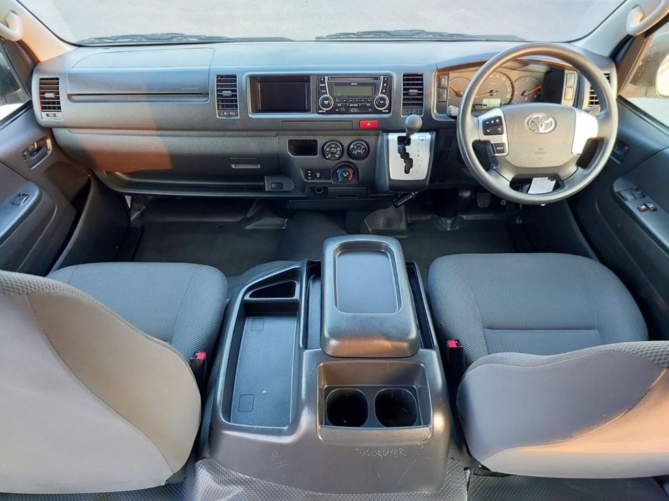 Toyota Hiace TOYOTA HIACE COMMUTER VAN RHD 2016 MODEL 3.0 L DIESEL AUTOMATIC(PM28405)