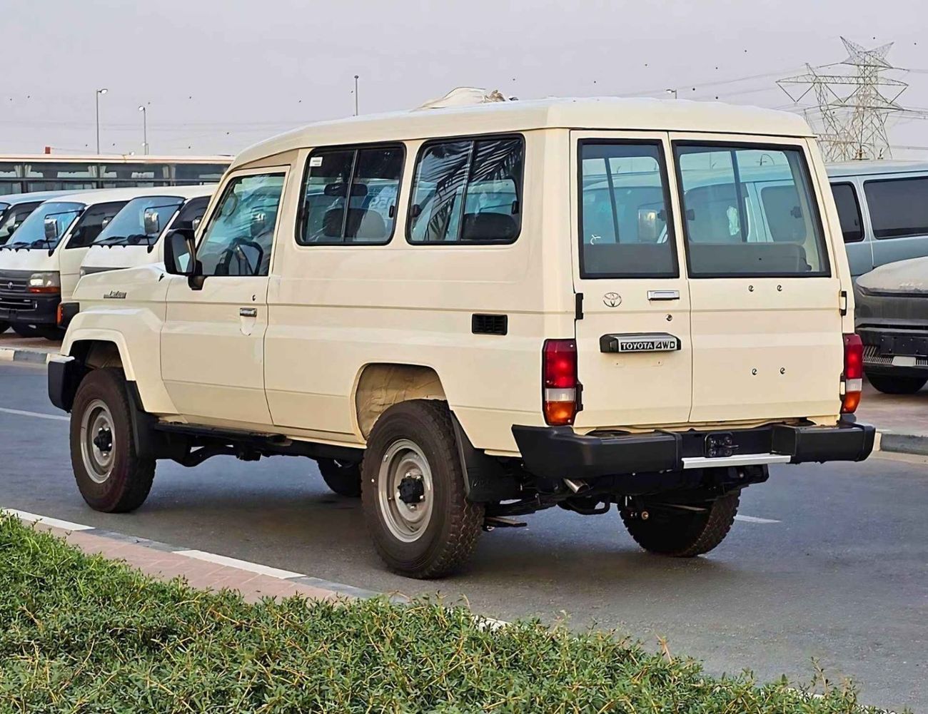 Toyota Land Cruiser 70 LC 78 HARDTOP 4.0L MT TOYOTA LAND CRUISER HARDTOP LC 78 / DIESEL 4.2L / 3 PORTAS Preço especial para Angola com Portes Inc